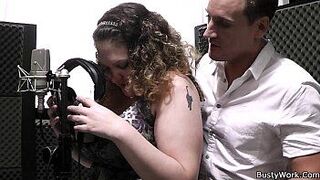 Горячий устный обмен на работе - порно видео