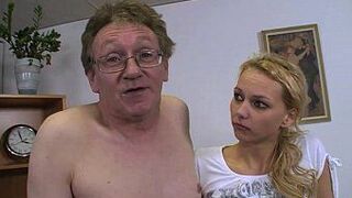 Симпатичную блондиночку трахнул на офисном столе зрелый мужик! - порно видео