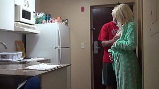 Любимый трейлер с кремпаем от папочки - порно видео