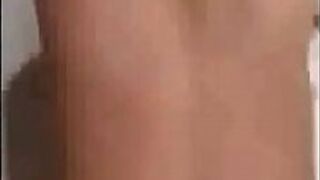 Супер красивая и темпераментная старшеклассница в праздничном путешествии, белая, нежная и милая, вынужденная безумно вставлять. - порно видео