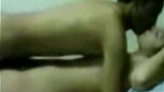 Неверная жена занимается сексом со своим упрямым любовником - порно видео