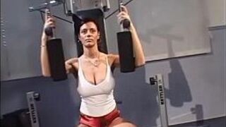 Персональный тренер делает массаж и трахает грудастую девушку - порно видео