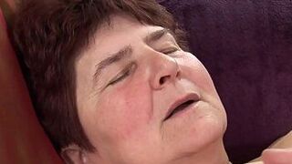 бабушка любит секс везде - порно видео