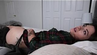 Горячая сестра делит кровать со сводным братом - порно видео