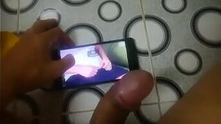 мастурбирует с манго боевыми искусствами во время просмотра секс-фильмов - порно видео