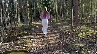 Трахаюсь в лесу с незнакомцем, я позволяю ему наполнить меня - порно видео