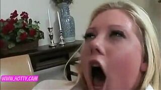 сексуальная молодая блондинка любит заниматься сексом со своим парнем. Мэри любит заниматься любовью со своим другом. - порно видео