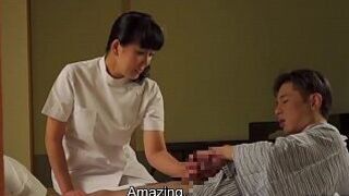 Зрелая японская массажистка дрочит клиенту с субтитрами - порно видео