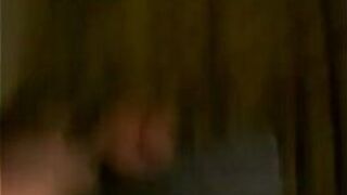 Связанной милашке используют ее в глотку в любительском видео - порно видео