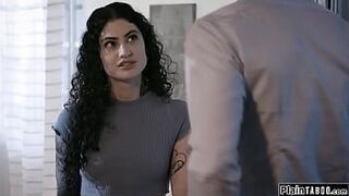 Брюнетка сосет и трахается с лучшим другом папы - порно видео