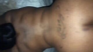 Чернокожая милфа в шоколаде сквиртует - порно видео