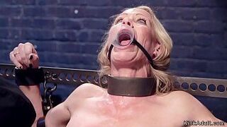 Бритая киска милфы в бондаже устройства - порно видео