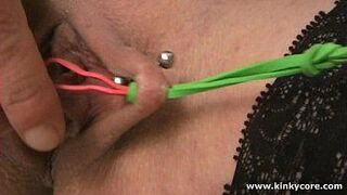 Экстремальная игра со степлером и сквиртующие оргазмы - порно видео