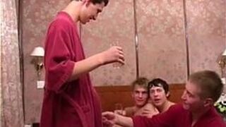 Горячие братья трахаются глубоко в глотку - порно видео