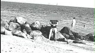 Огромный член на нудистском пляже - порно видео