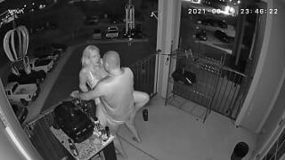 Пару застали на балконе - порно видео