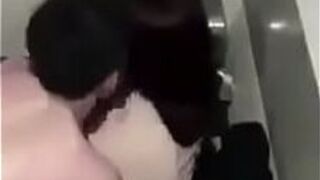 Бля в туалете - порно видео