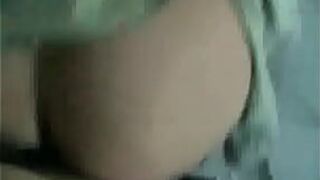 Трахаю свою горячую задницу подругу в туалете на свадьбе сзади, поднимая ее - порно видео