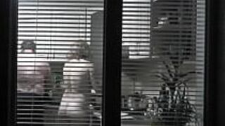 Подглядывание в окна. Вуайерист. Сосед извращенец вечером на улице смотрит в окно как голая соседка в кухне готовит ужин для своего мужа. Голые в домашней обстановке. Семейный нудизм - порно видео