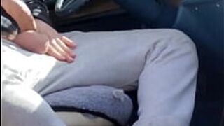 Хиппи веселится в машине на публике. - порно видео
