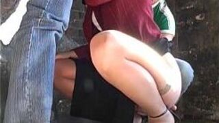 Молодую блондинку трахнули на берегу залива - порно видео