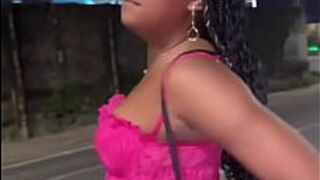 Молодая девушка из киски на проспекте - порно видео