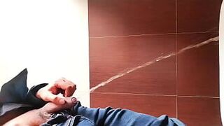 Крупным планом моча - Скрытая камера порно на открытом воздухе - порно видео