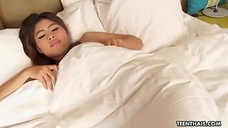 Горячая тайская шлюшка Фон трогает свою красиво выбритую киску - порно видео