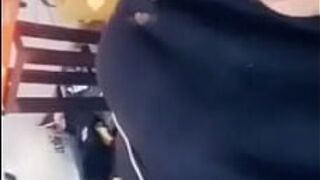 Девушка играет со своей киской - порно видео