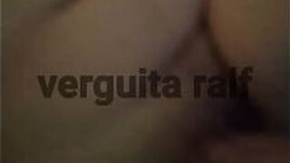 Придерживая ее палец - порно видео