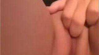 Горячая девушка дрочит - порно видео