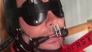 Резиновый каркас, привязанный к стулу, анальная пробка надут огромная, электрические соски лопаются - порно видео