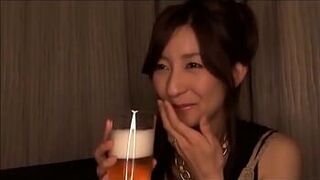 Расстроенная замужняя женщина тяжело дышит, когда к ней вмешиваются двое мужчин - порно видео