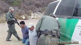 Шмель-полицейский трахает девушку в анал для латины с тугой попкой - порно видео