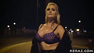 Грудастую милфу-проститутку трахнул в анал хорошо платящий клиент - порно видео