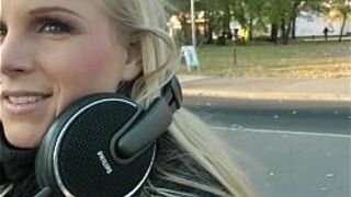 Блондинка-тусовщица обожает трах на улице - порно видео