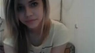 Сладкая тинка обнаженная перед вебкамерой - порно видео