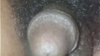 Черный мужчина работает своей задницей с вибратором - порно видео