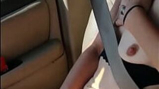 Игра с киской на дороге - порно видео