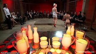 Публичное унижение под душем - порно видео