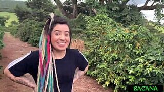 Мы перепрыгнули через забор, чтобы потрахаться на кофейной плантации! - порно видео