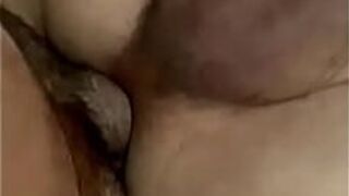 Сексуальный папочка трахает меня - порно видео