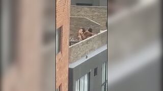 Страпон девушки на публике - порно видео