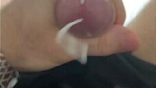 Тайно дрочу под одеялом! Меня могут заметить в любой момент! - порно видео