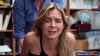 Юную воришку поймал охранник, наказание - это ебля - порно видео