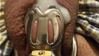 Спонтанный оргазм в клетке - порно видео