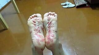 зрелая толстушка лежит на полу, любовник доминирует, щекочет её большие натуральные титьки, пухлый живот, бритую киску, большую жопу, ступни. Потом он зажигает свечку и льёт воск на её ступни и ноги. Домашний фут фетиш и легкая доминация от русской пары - порно видео