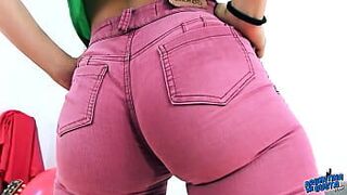 УДИВИТЕЛЬНАЯ КРУГЛАЯ Жопа Вайнона в обтягивающих пурпурных джинсах обнажая свой идеальный камелтое - порно видео
