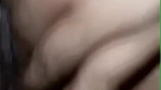 Он очень сильно сжимает мне пальцы - порно видео