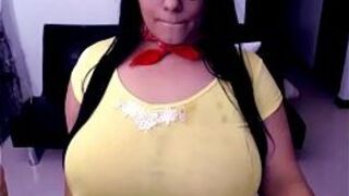Латинская толстушка с большими натуральными сиськами вживую перед вебкамерой - порно видео